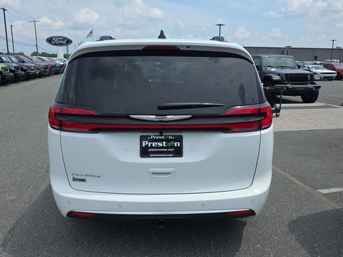 Used 2026 Chrysler Pacifica Pinnacle w/ Trailer Tow Group FWD image 7