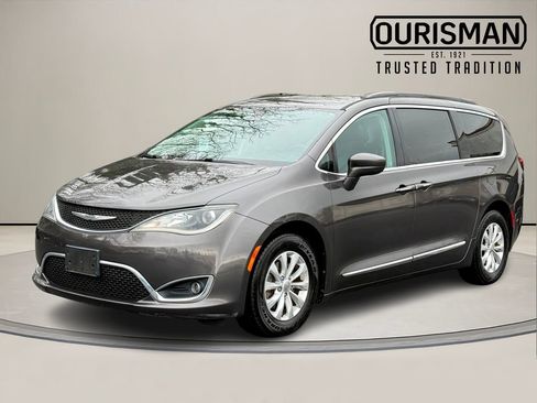 Used 2017 Chrysler Pacifica Touring-L image 2