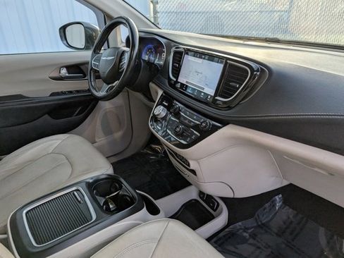 Used 2021 Chrysler Pacifica Touring-L image 26