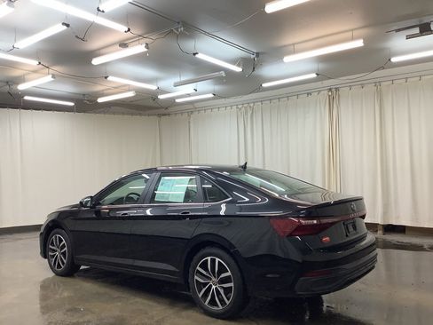 Used 2025 Volkswagen Jetta SE image 9