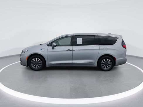 Used 2022 Chrysler Pacifica Limited w/ Uconnect Theater Family Group FWD image 5