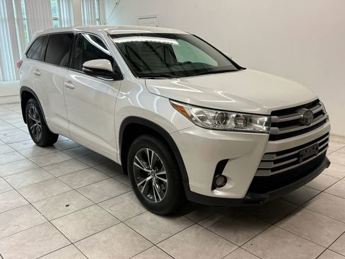 Used 2017 Toyota Highlander Plus w/ Carpet Mat Package AWD/4WD image 1