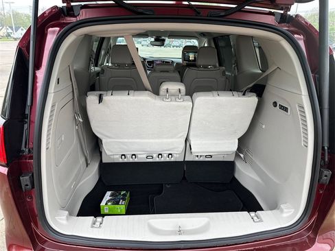 Used 2017 Chrysler Pacifica Limited FWD image 12