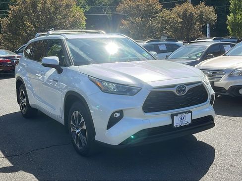 Used 2020 Toyota Highlander XLE image 2