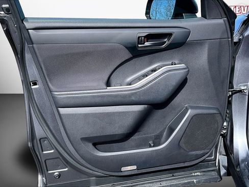 Used 2024 Toyota Highlander LE image 19