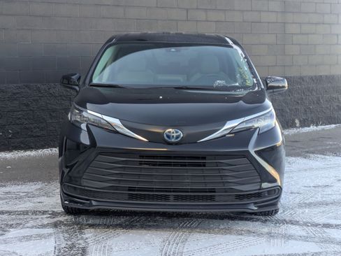 Used 2024 Toyota Sienna LE image 2