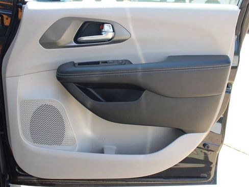 Used 2024 Chrysler Pacifica Limited FWD image 39