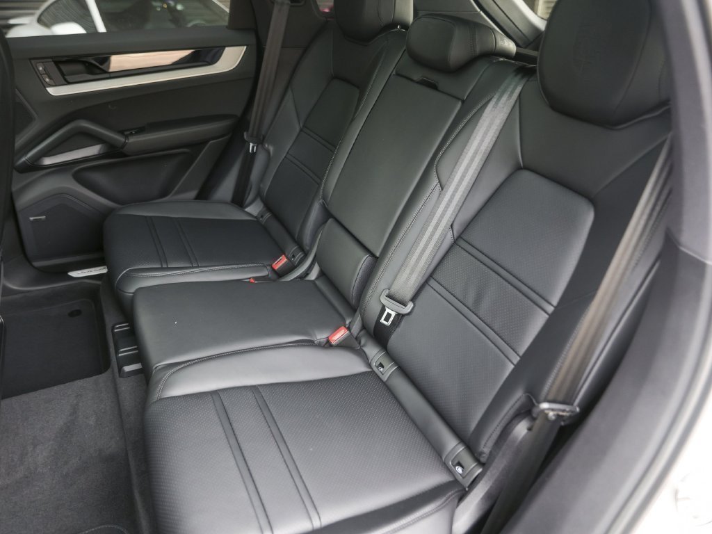 Certified 2026 Porsche Cayenne AWD/4WD image 32