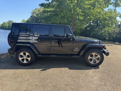 Used 2017 Jeep Wrangler Unlimited Sahara w/ Connectivity Group AWD/4WD image 3