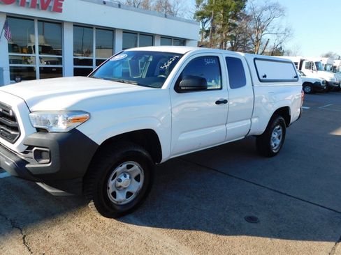 Used 2019 Toyota Tacoma SR image 2