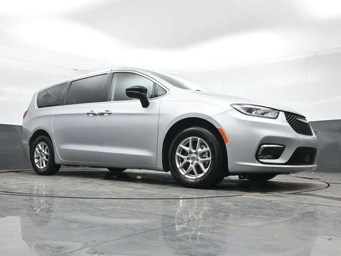 Used 2024 Chrysler Pacifica Touring-L FWD image 25