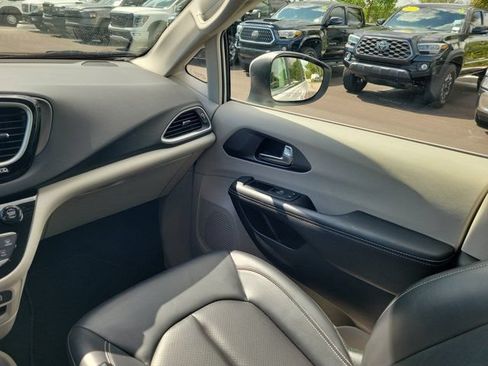 Used 2023 Chrysler Pacifica Touring-L FWD image 14