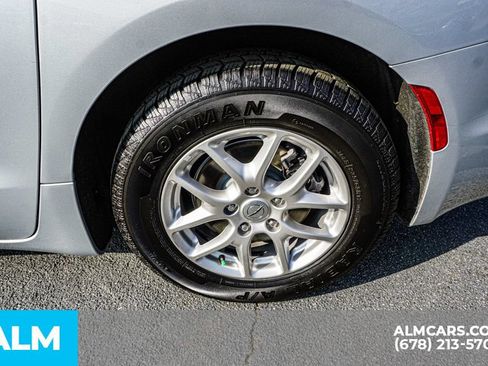 Used 2024 Chrysler Pacifica Touring-L FWD image 16