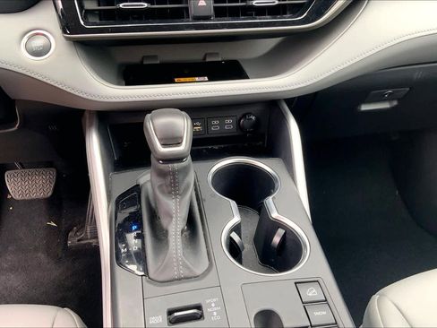 Used 2024 Toyota Highlander XLE AWD/4WD image 32