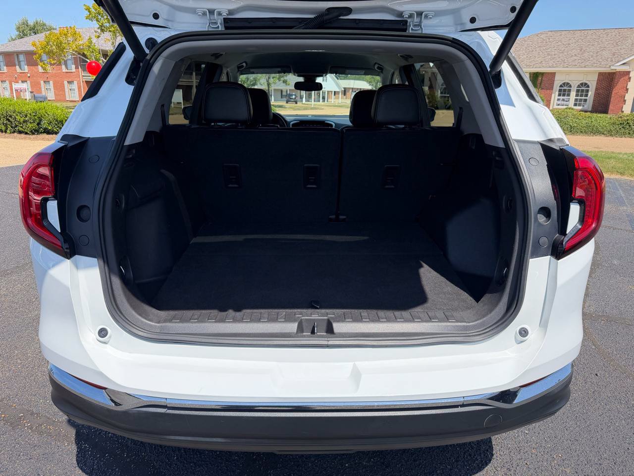 Used 2023 GMC Terrain SLT AWD/4WD image 9