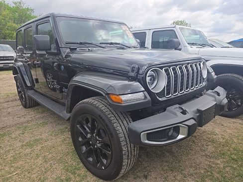 Used 2025 Jeep Wrangler Unlimited Sahara image 5