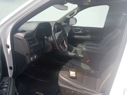 Used 2023 GMC Yukon SLT AWD/4WD image 3