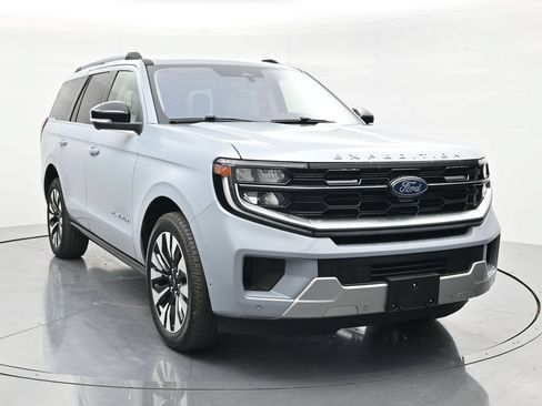 Used 2025 Ford Expedition Platinum w/ Driver's Package AWD/4WD image 3