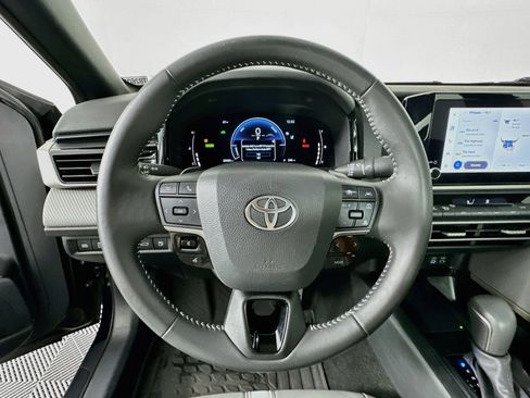 Used 2025 Toyota Camry SE FWD image 11