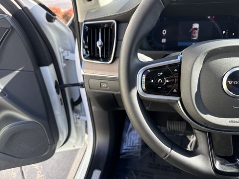 Used 2025 Volvo XC90 B6 Plus image 19