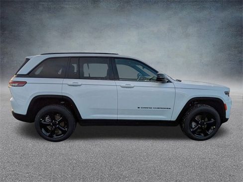 New 2025 Jeep Grand Cherokee Limited image 3