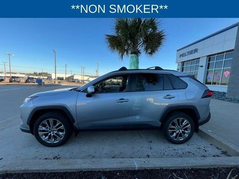 Used 2022 Toyota RAV4 XLE Premium image 5