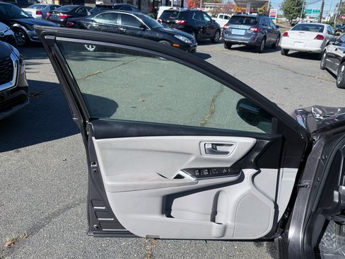 Used 2017 Toyota Camry SE image 16