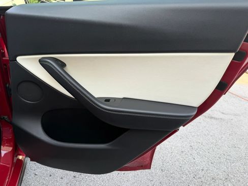 Used 2022 Tesla Model Y Long Range AWD/4WD image 31