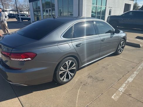 Used 2021 Volkswagen Passat 2.0T SE image 4