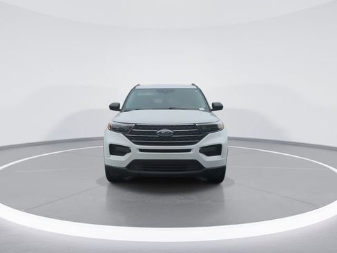 Used 2023 Ford Explorer XLT AWD/4WD image 3