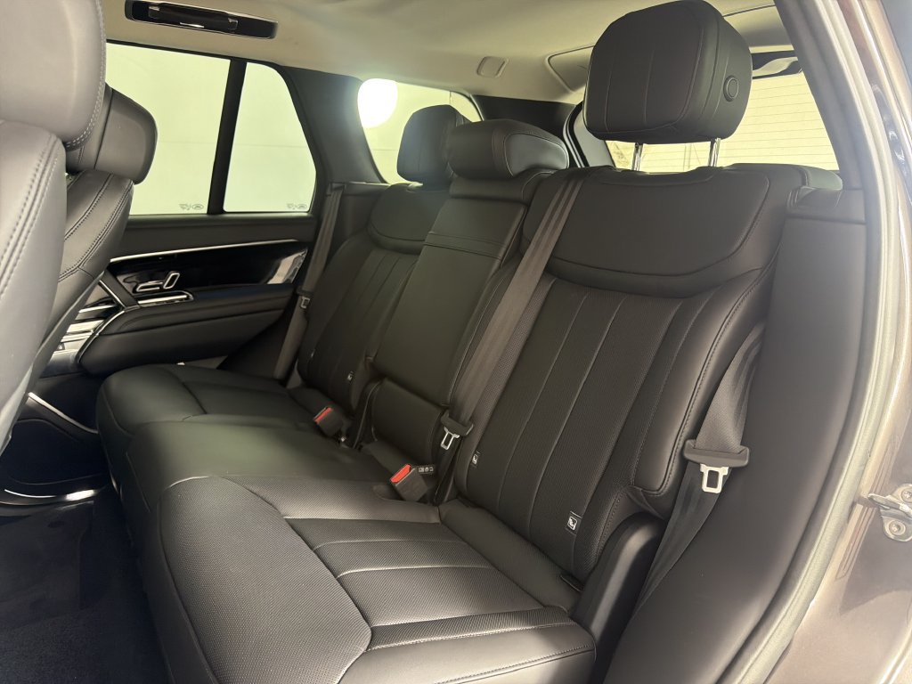 Used 2025 Land Rover Range Rover SE AWD/4WD image 6