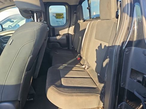 Used 2019 Nissan Titan SV image 5