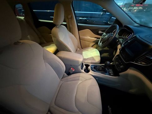 Used 2019 Jeep Cherokee Latitude w/ Popular Appearance Group image 8