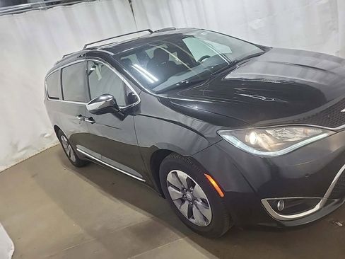 Used 2020 Chrysler Pacifica Limited image 1