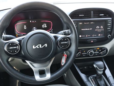 Used 2025 Kia Soul LX w/ LX Technology Package FWD image 15