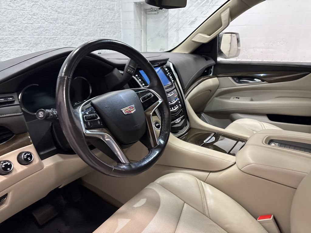 Used 2020 Cadillac Escalade Premium Luxury AWD/4WD image 15