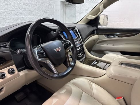 Used 2020 Cadillac Escalade Premium Luxury AWD/4WD image 15