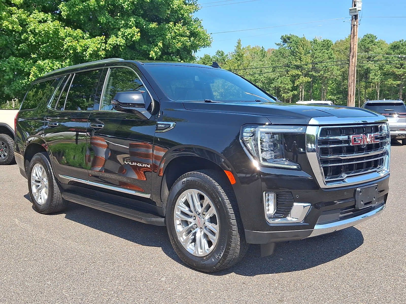 Used 2024 GMC Yukon SLT w/ SLT Luxury Package AWD/4WD image 1