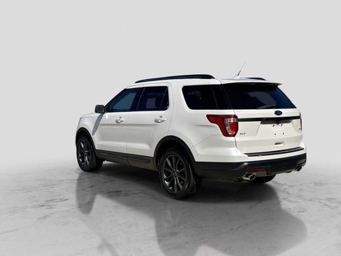 Used 2018 Ford Explorer XLT w/ Equipment Group 202A AWD/4WD image 4