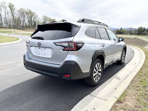Certified 2025 Subaru Outback Premium AWD/4WD image 9