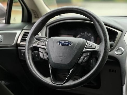 Used 2018 Ford Fusion SE FWD image 28