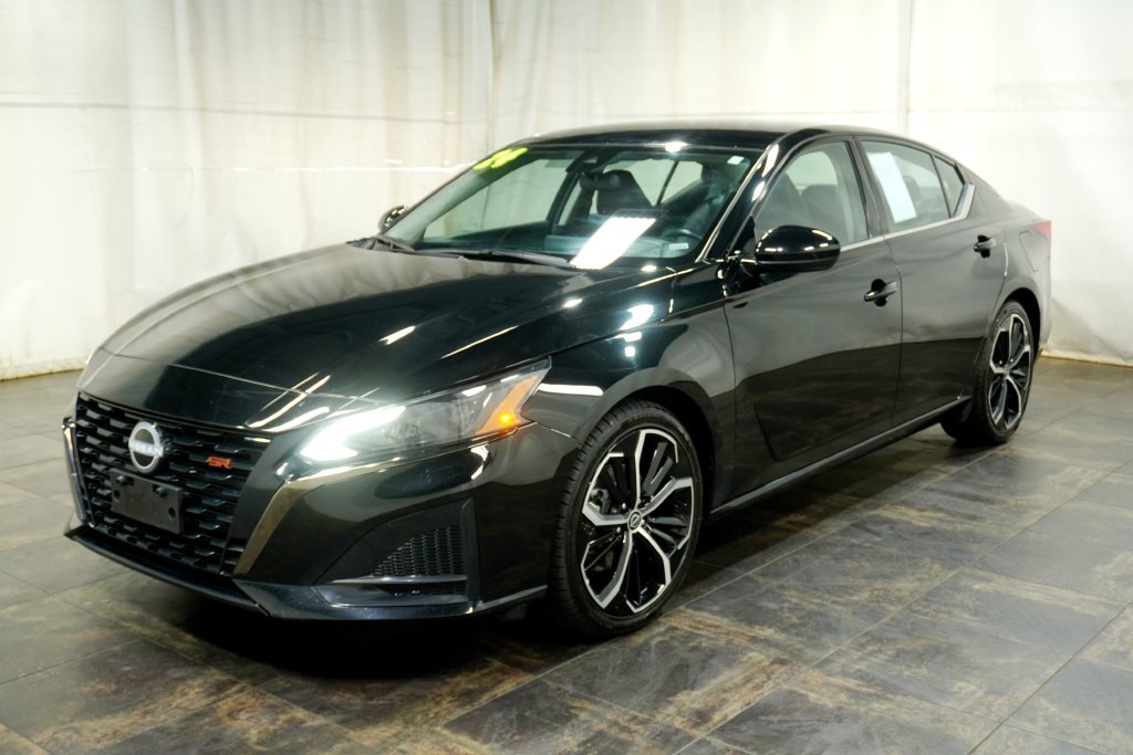 Used 2024 Nissan Altima 2.5 SR FWD image 2