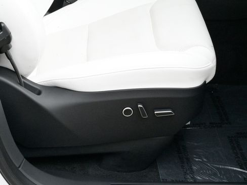 Used 2022 Tesla Model X image 48