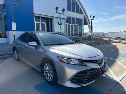Used 2019 Toyota Camry LE FWD image 3