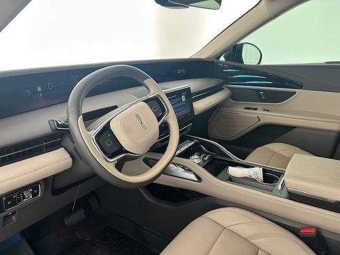 Used 2025 Lincoln Nautilus Premier AWD/4WD image 11