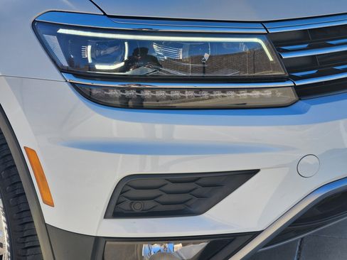 Used 2018 Volkswagen Tiguan SEL Premium image 9