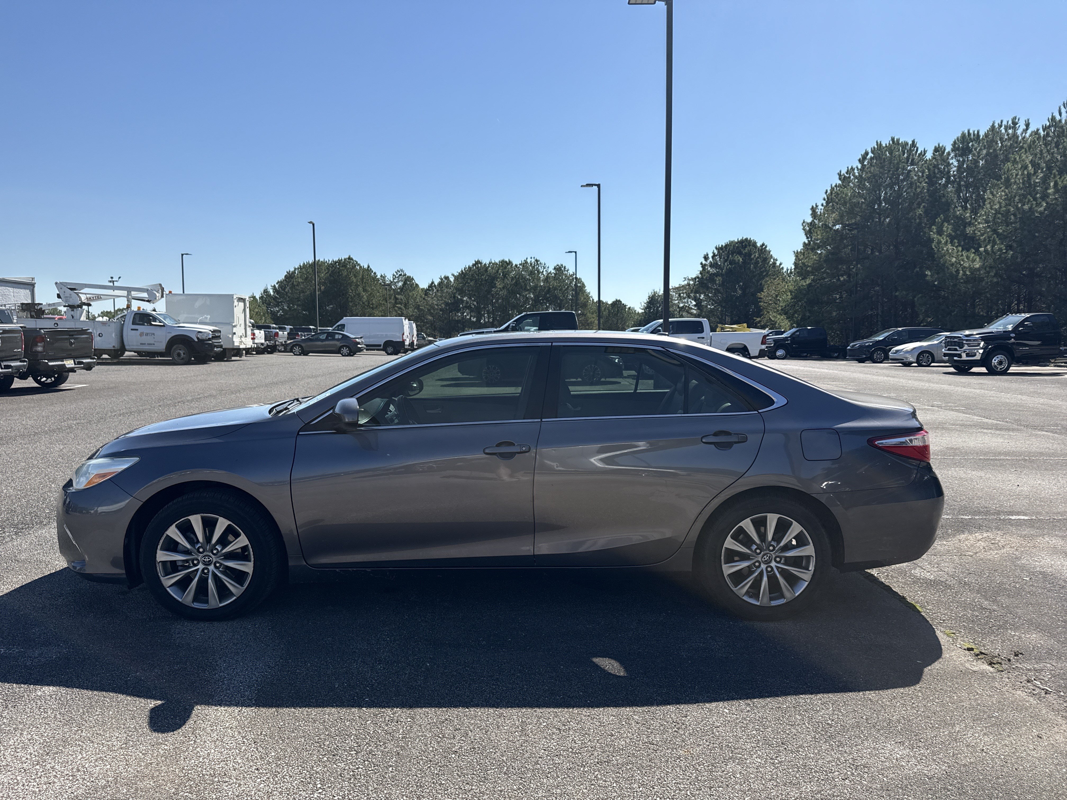 Used 2017 Toyota Camry XLE w/ Moonroof Package FWD image 6