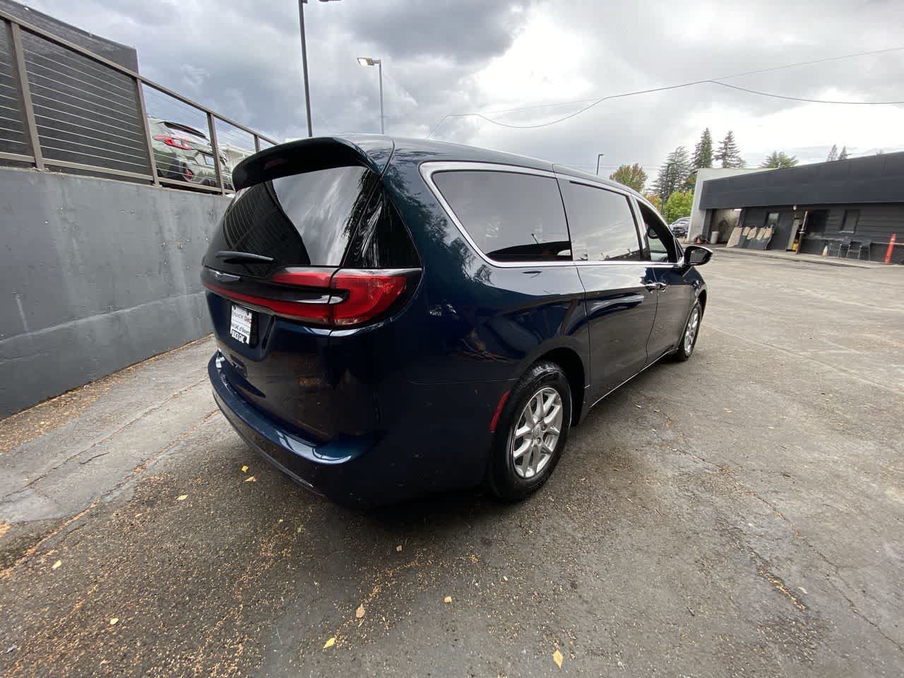 Used 2025 Chrysler Pacifica Select FWD image 6