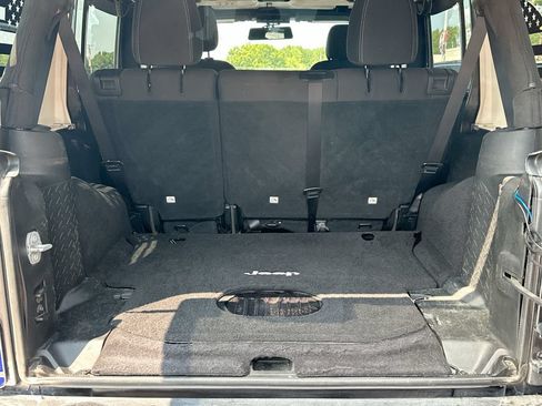 Used 2017 Jeep Wrangler Unlimited Rubicon w/ Connectivity Group AWD/4WD image 16