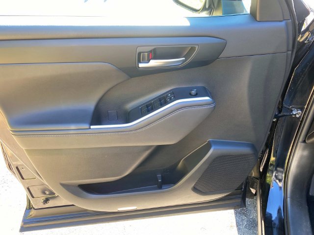 Used 2023 Toyota Highlander XLE FWD image 13
